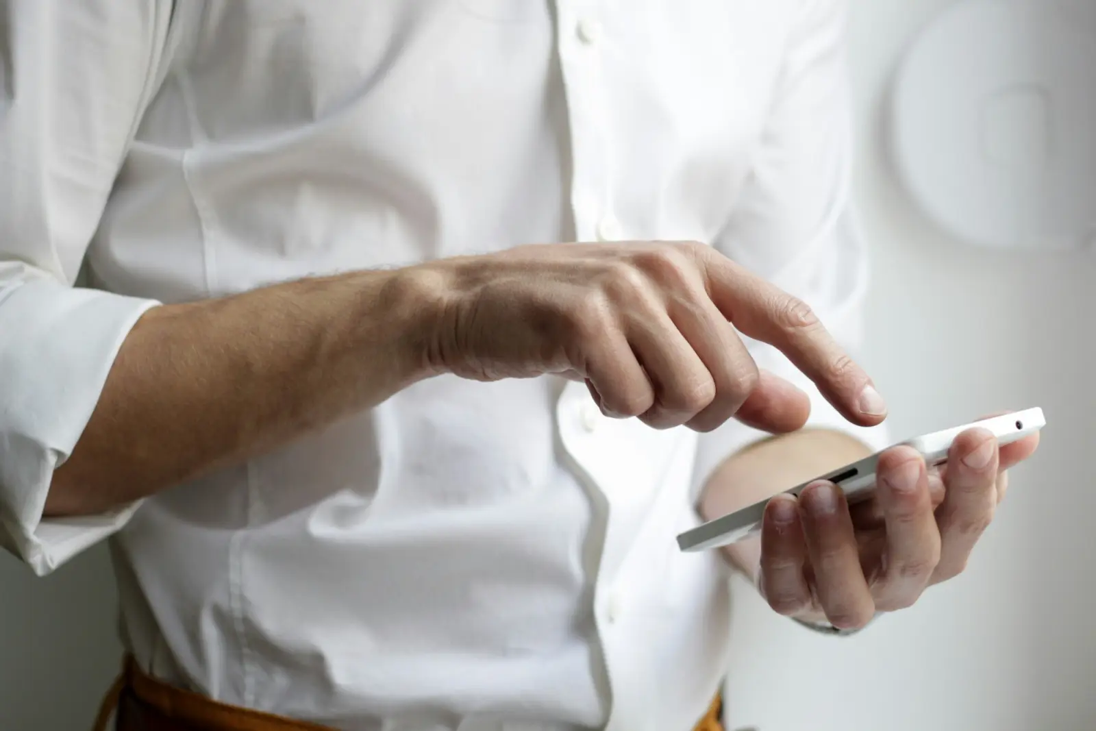 Mani che usano uno smartphone per un acquisto online